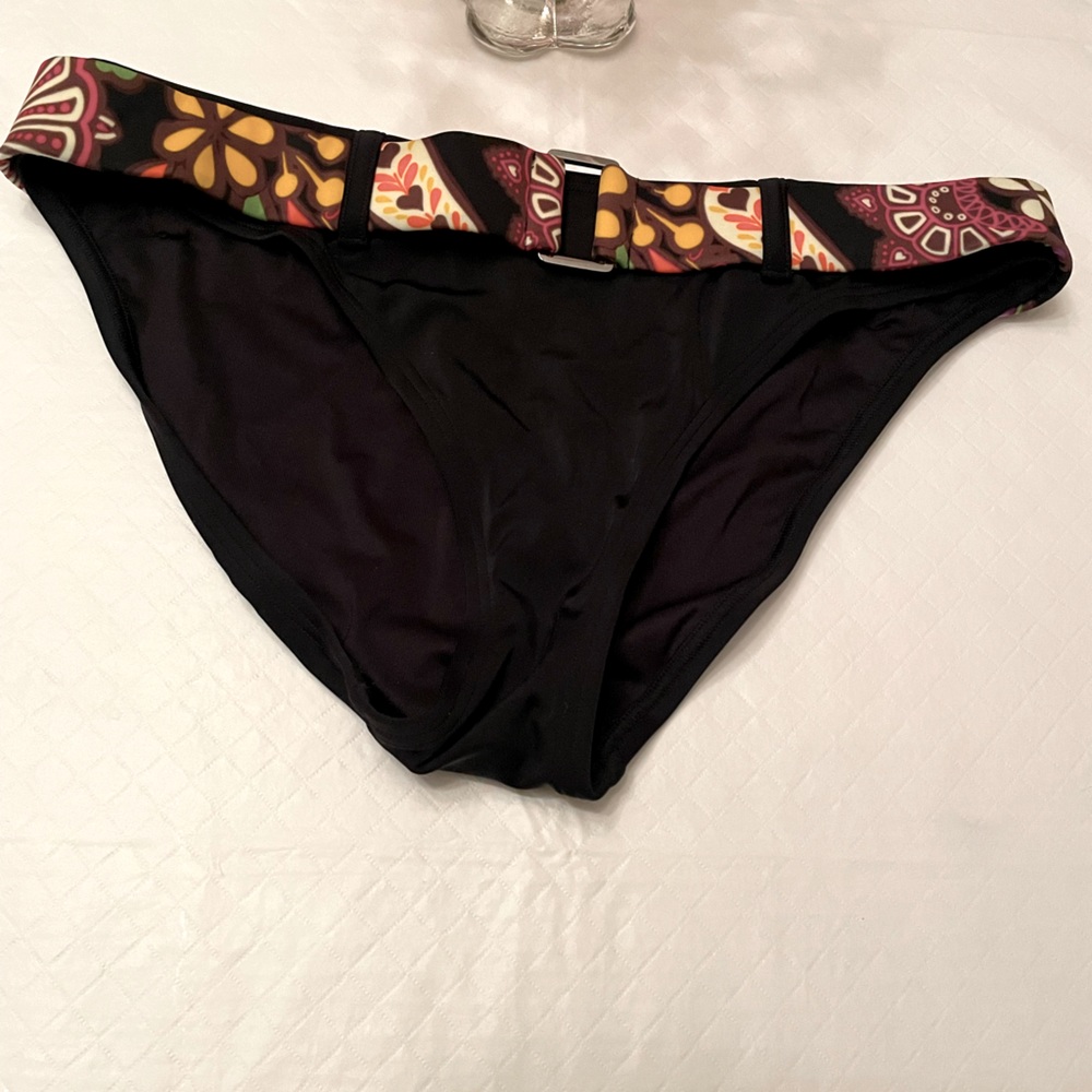 🔥 3/21 🔥Victoria’s Secret Medium bikini bottoms. Black with a multi brown belt